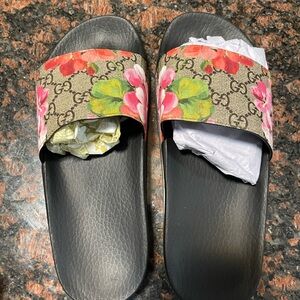 Gucci Women's Floral Slide Sandals - Black and Pink